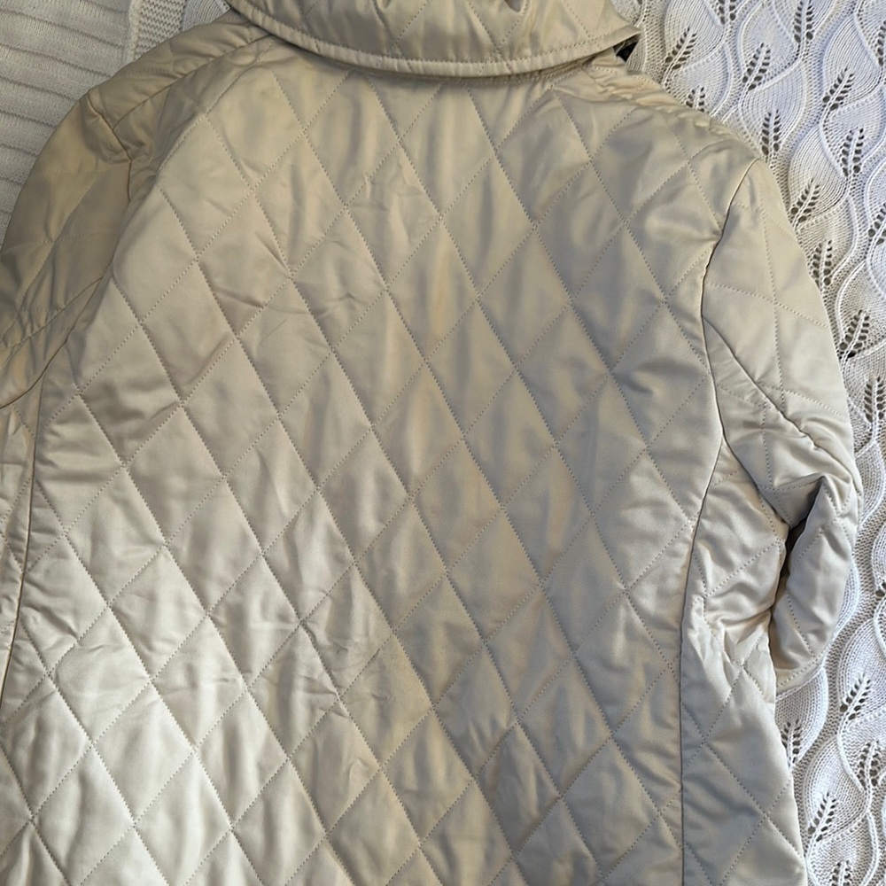 Burberry Cream Quilted Puffer Jacket with Pointed Collar - Picture 6 of 7
